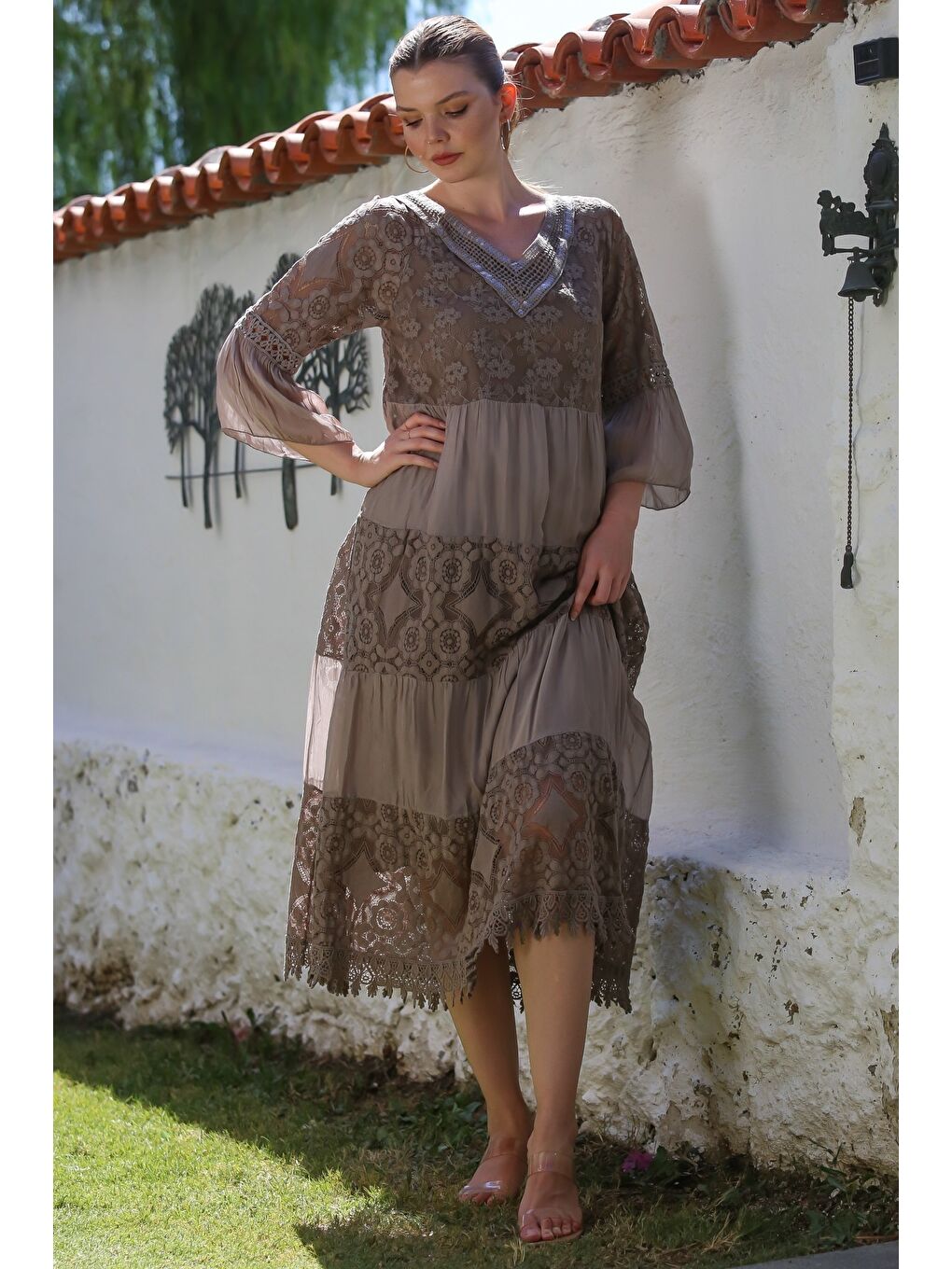 Bej İtalyan Vizon V Yaka Fırfırlı Kol Astarlı Pul Payet Detaylı Dantelli İpek Dokuma Elbise 128 55-6