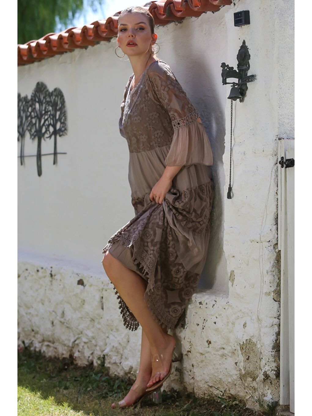 Bej İtalyan Vizon V Yaka Fırfırlı Kol Astarlı Pul Payet Detaylı Dantelli İpek Dokuma Elbise 128 55-7