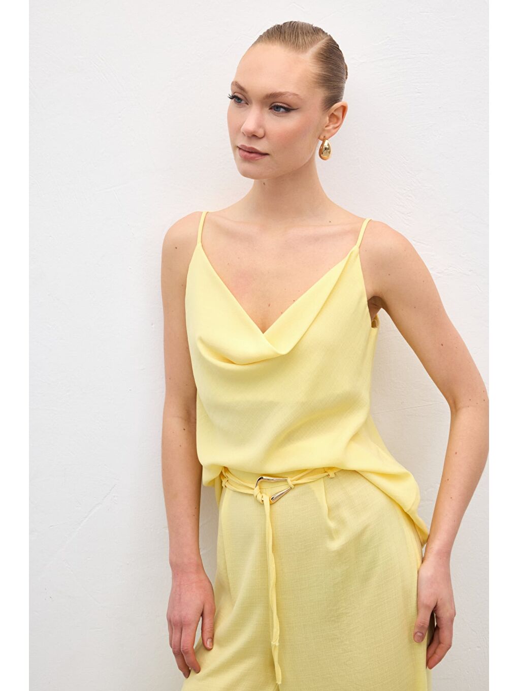 Degaje Yaka Dökümlü Bluz - Sarı-1