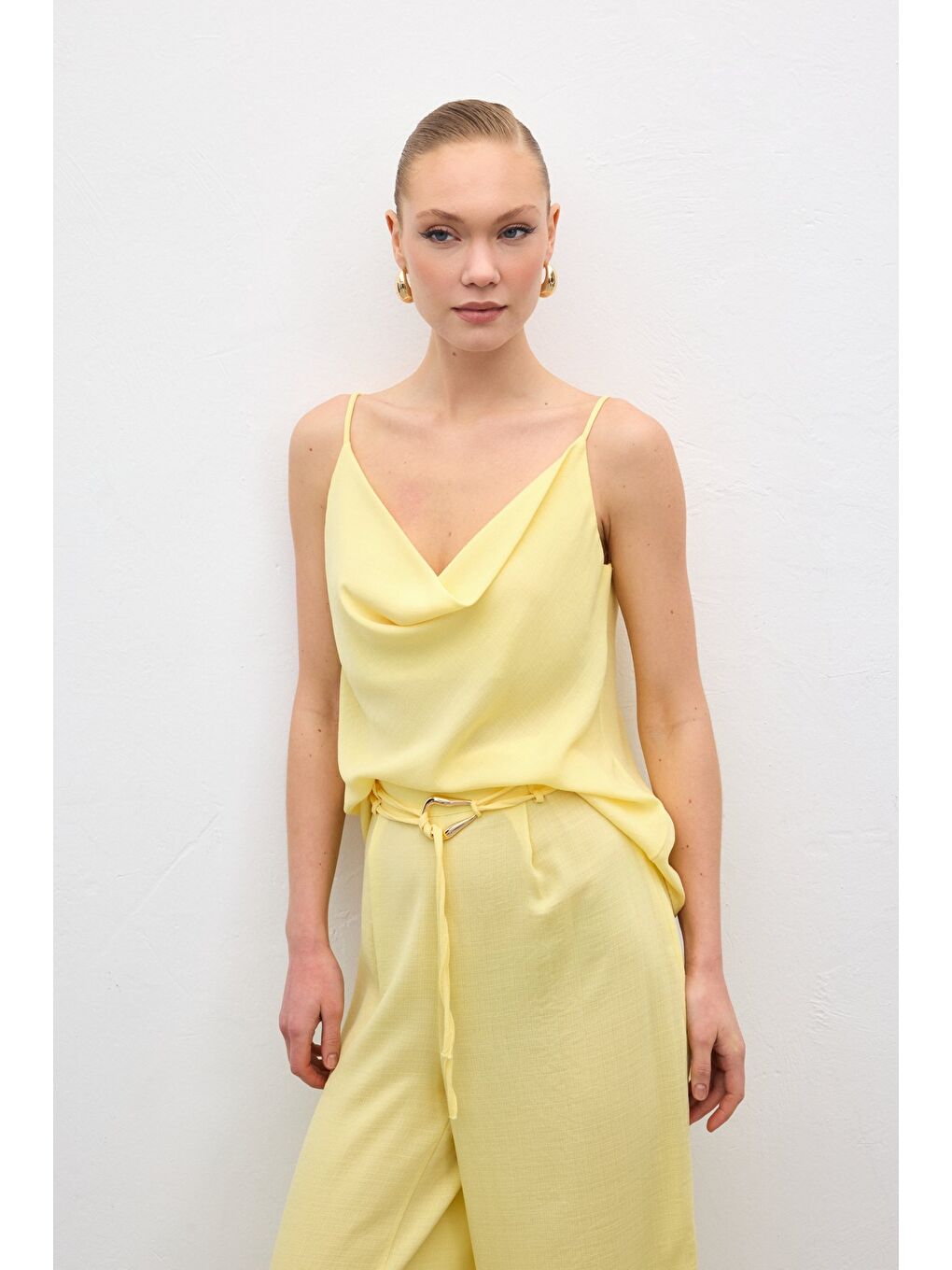 Degaje Yaka Dökümlü Bluz - Sarı-3