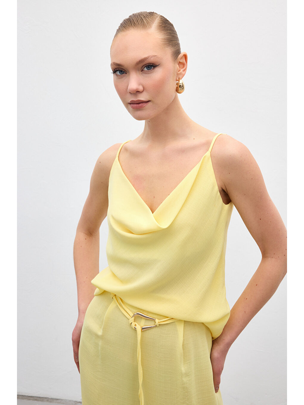 Degaje Yaka Dökümlü Bluz - Sarı-4