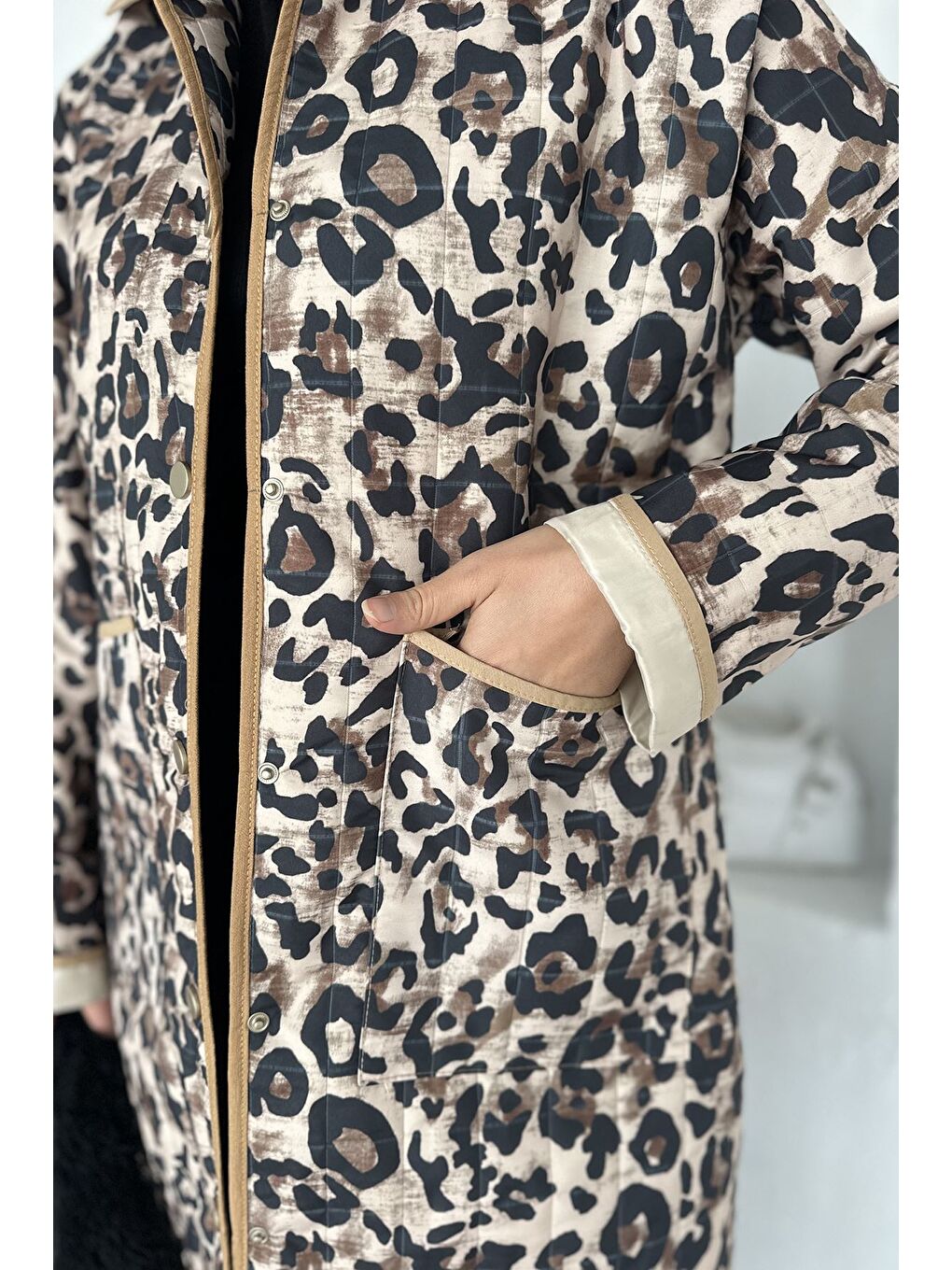 Bej Leopar Desenli Ön Çıtçıtlı Tesettür Trençkot-10