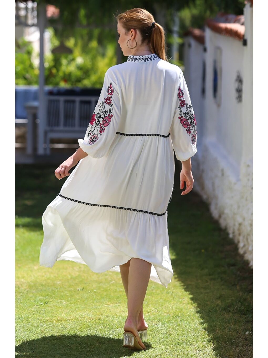 Ekru Hakim Yaka Balon Kol Düğmeli Eteği Fırfırlı Yaka Ve Kol Nakışlı Casual Dokuma Elbise 130 65-1