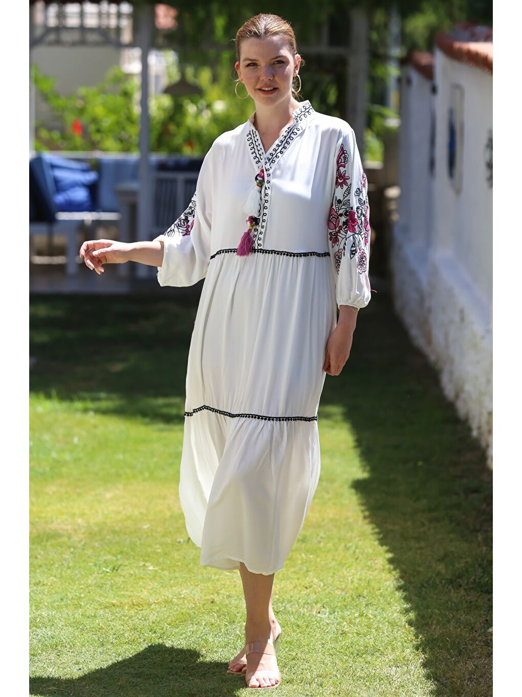 Ekru Hakim Yaka Balon Kol Düğmeli Eteği Fırfırlı Yaka Ve Kol Nakışlı Casual Dokuma Elbise 130 65-3