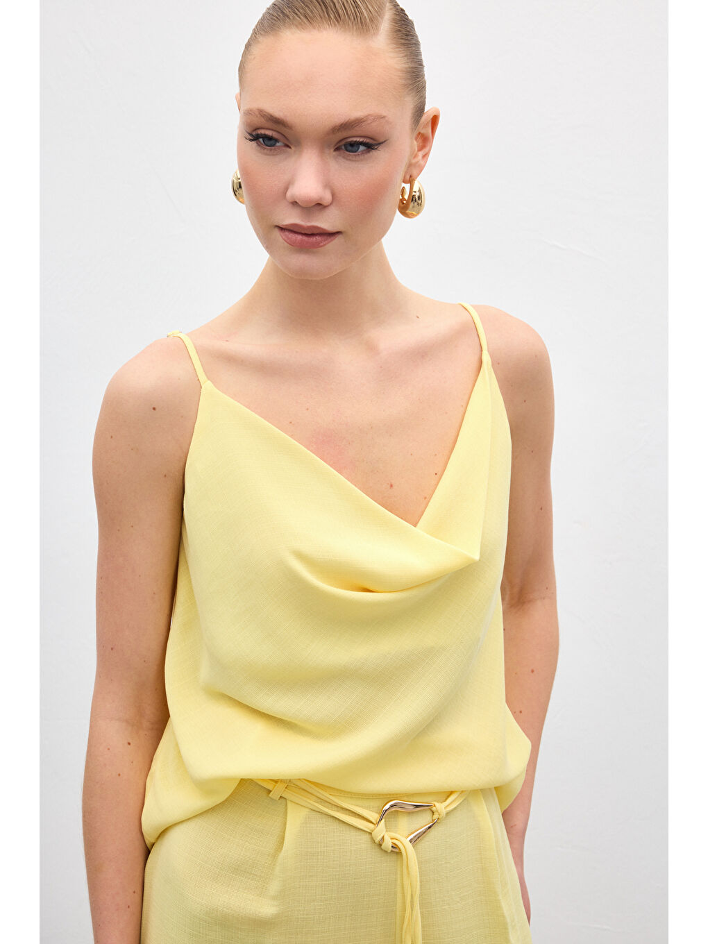 Degaje Yaka Dökümlü Bluz - Sarı-5