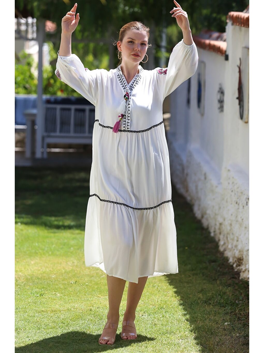 Ekru Hakim Yaka Balon Kol Düğmeli Eteği Fırfırlı Yaka Ve Kol Nakışlı Casual Dokuma Elbise 130 65-4