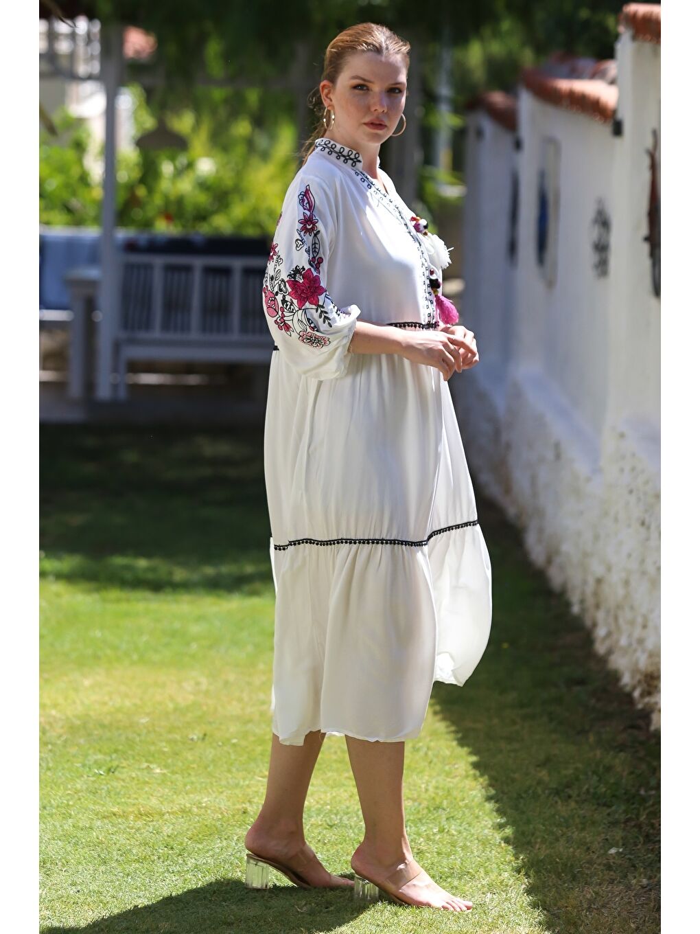 Ekru Hakim Yaka Balon Kol Düğmeli Eteği Fırfırlı Yaka Ve Kol Nakışlı Casual Dokuma Elbise 130 65-5