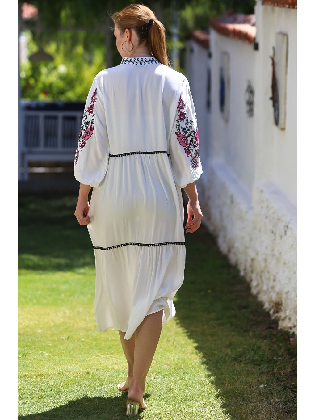 Ekru Hakim Yaka Balon Kol Düğmeli Eteği Fırfırlı Yaka Ve Kol Nakışlı Casual Dokuma Elbise 130 65-7