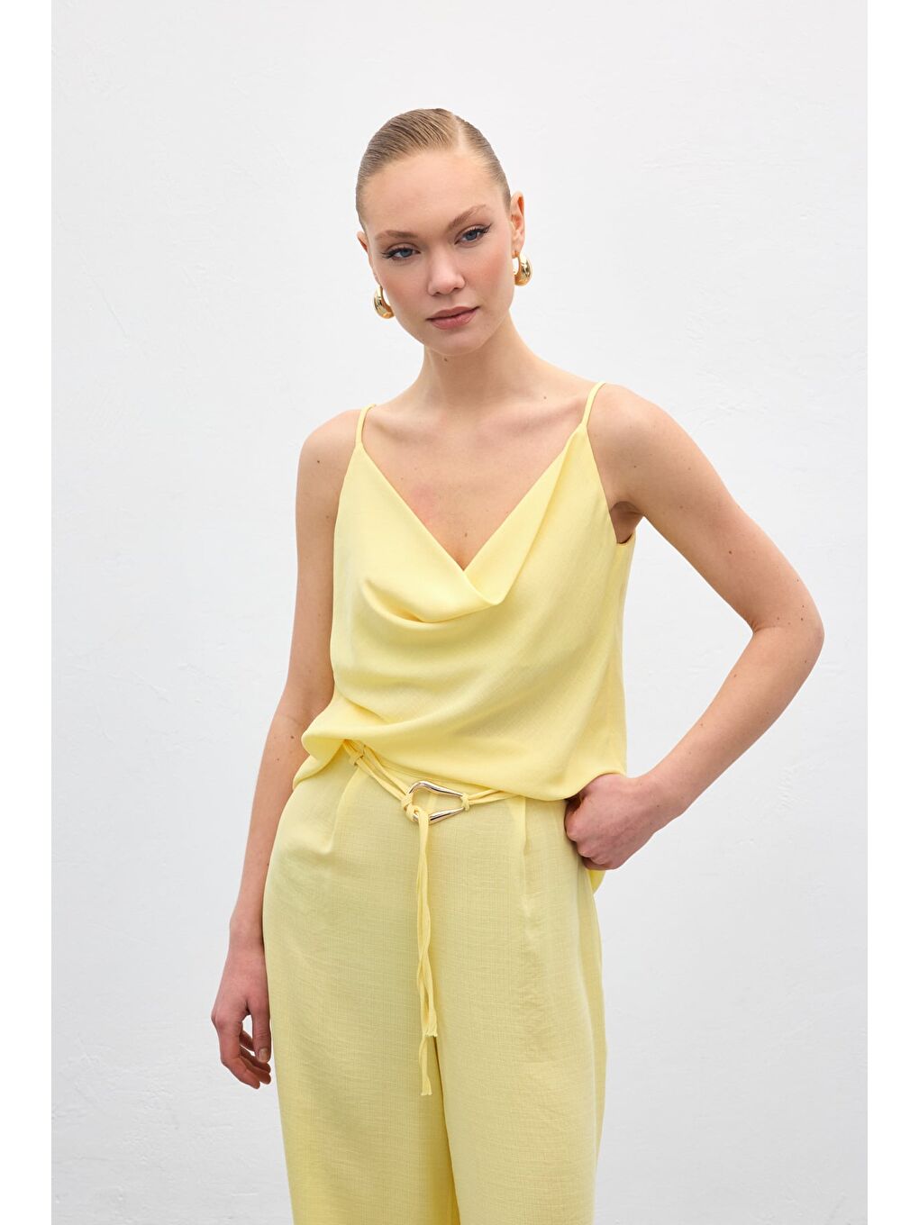 Degaje Yaka Dökümlü Bluz - Sarı-6