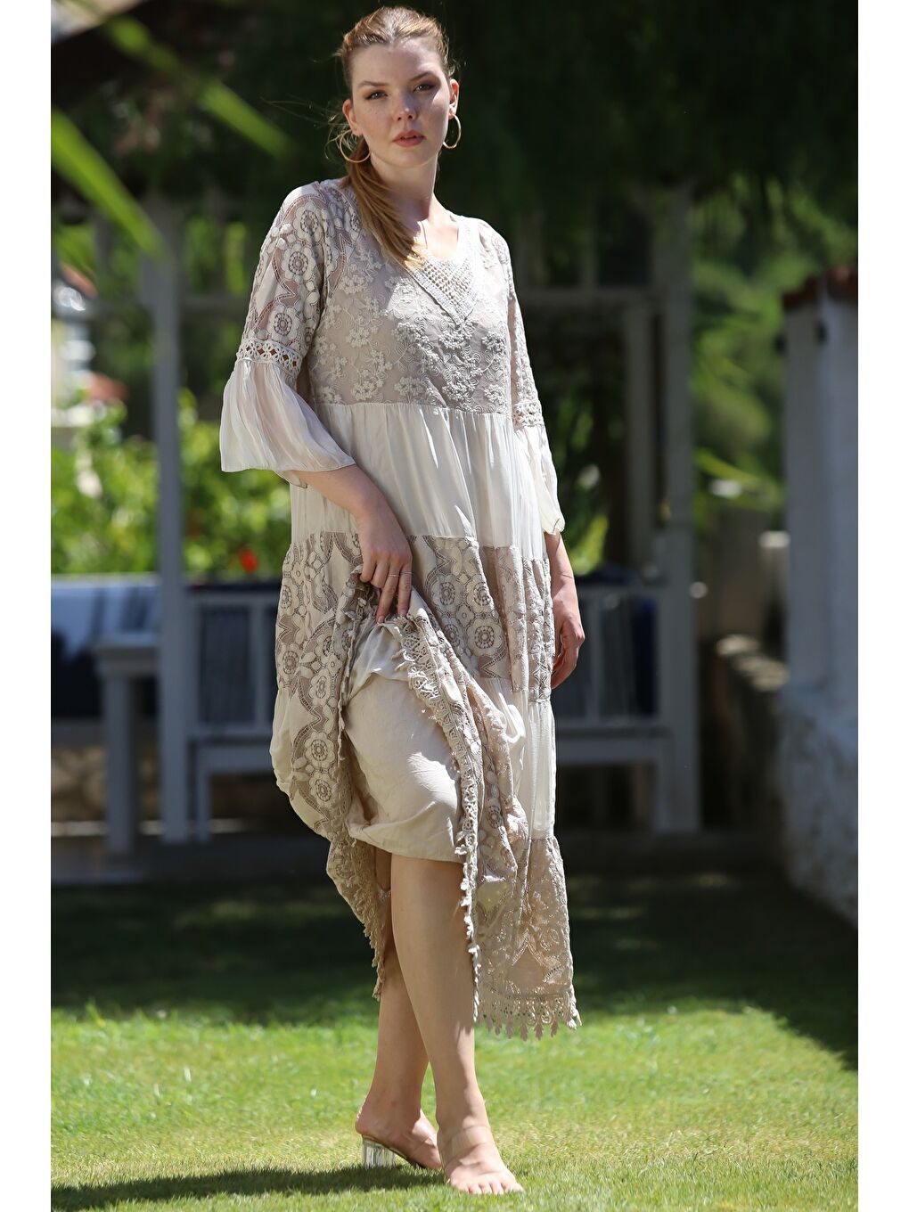 İtalyan Bej V Yaka Fırfırlı Kol Astarlı Pul Payet Detaylı Dantelli Casual İpek Dokuma Elbise 128 55-2