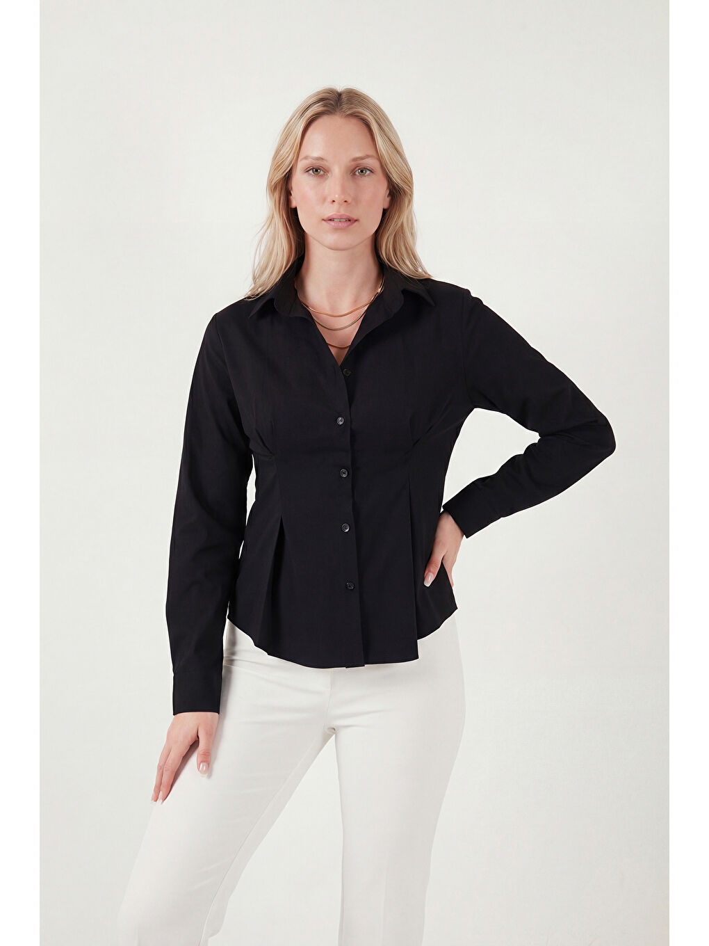 Siyah Belden Oturtmalı Pileli Pamuk Karışımlı Fitted Fit Gömlek 6778275-4