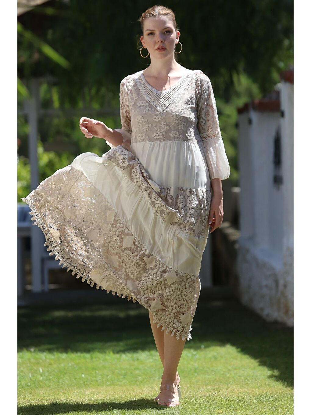 İtalyan Bej V Yaka Fırfırlı Kol Astarlı Pul Payet Detaylı Dantelli Casual İpek Dokuma Elbise 128 55-3