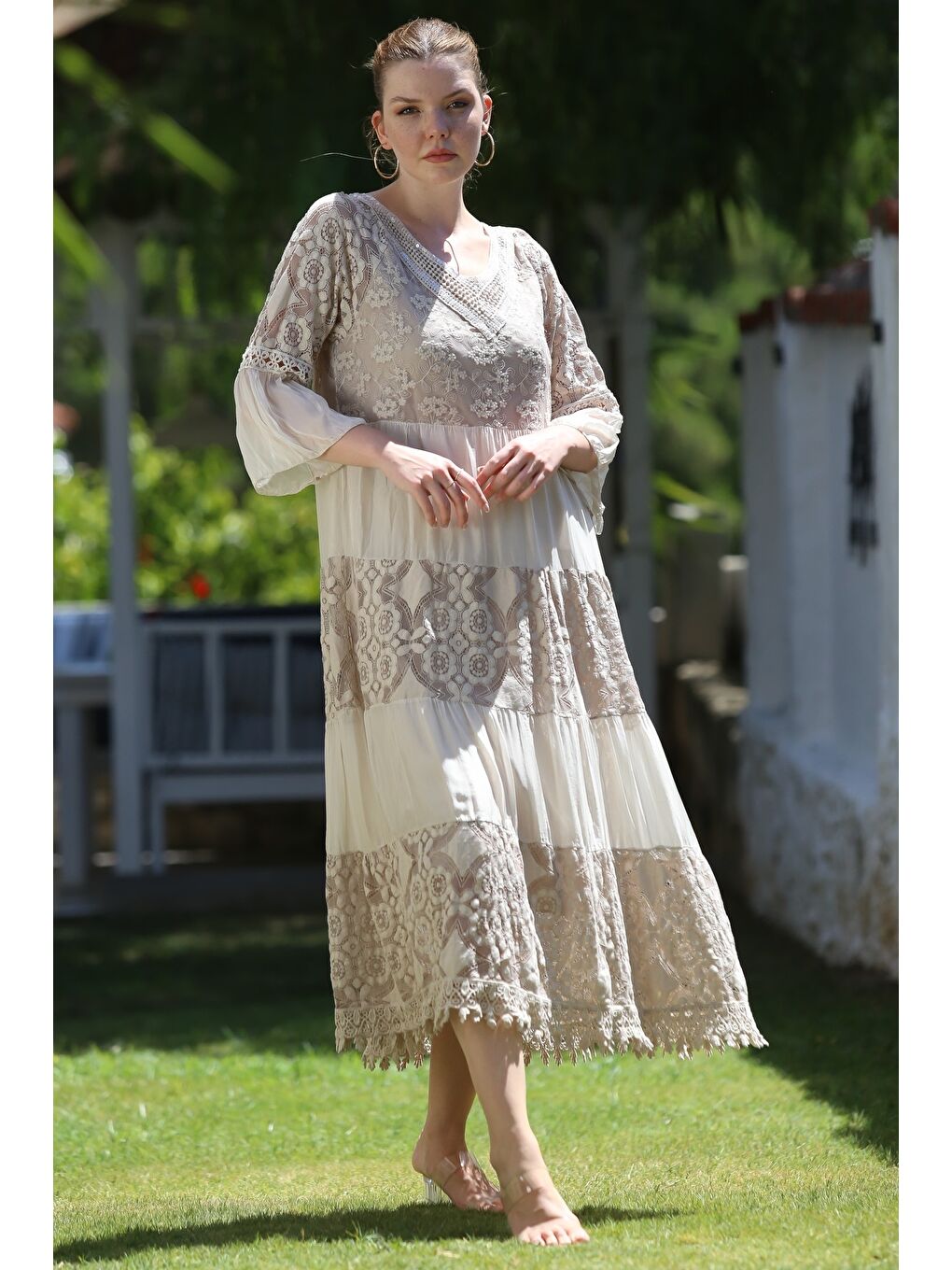 İtalyan Bej V Yaka Fırfırlı Kol Astarlı Pul Payet Detaylı Dantelli Casual İpek Dokuma Elbise 128 55-4