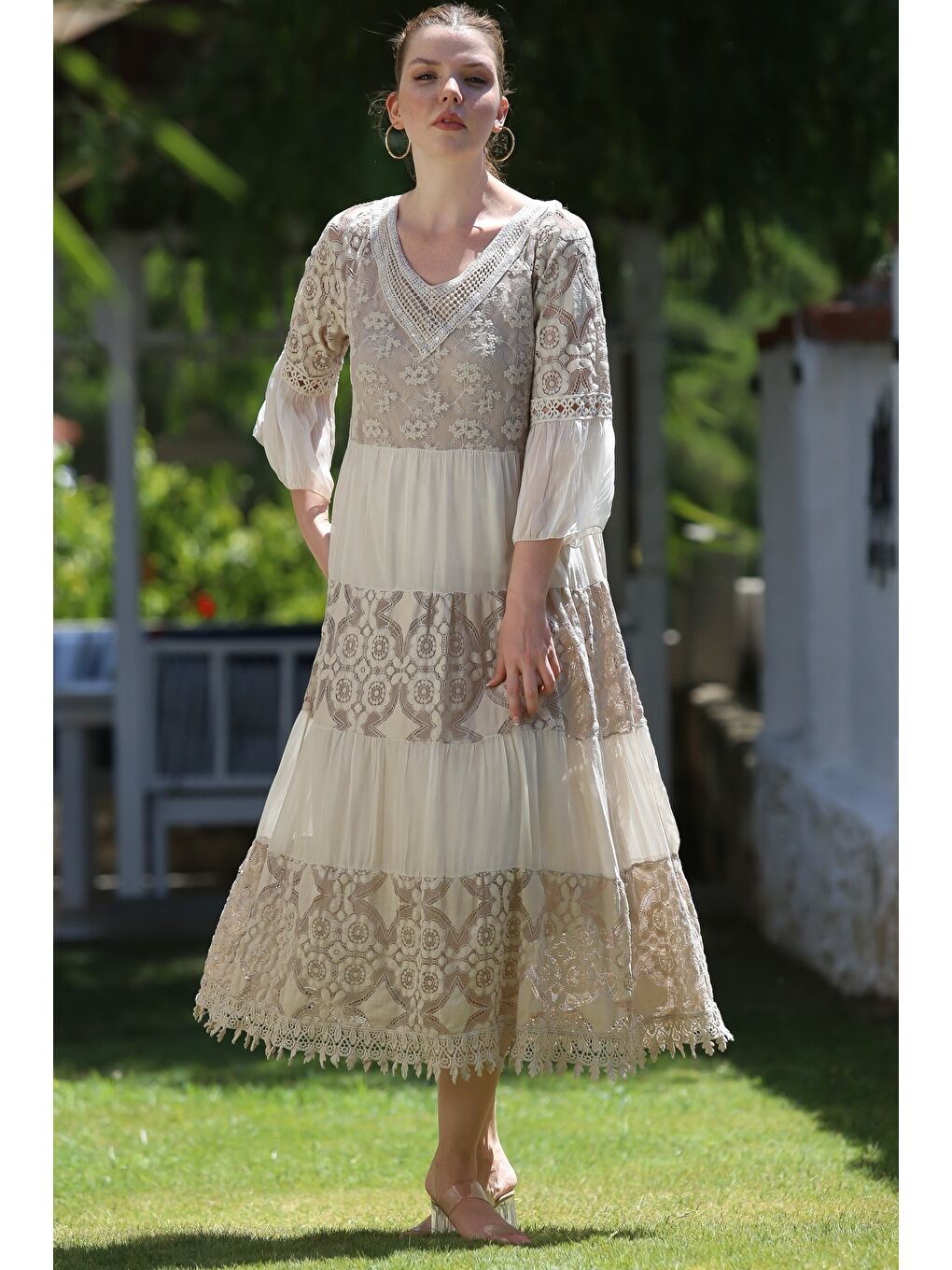 İtalyan Bej V Yaka Fırfırlı Kol Astarlı Pul Payet Detaylı Dantelli Casual İpek Dokuma Elbise 128 55-5