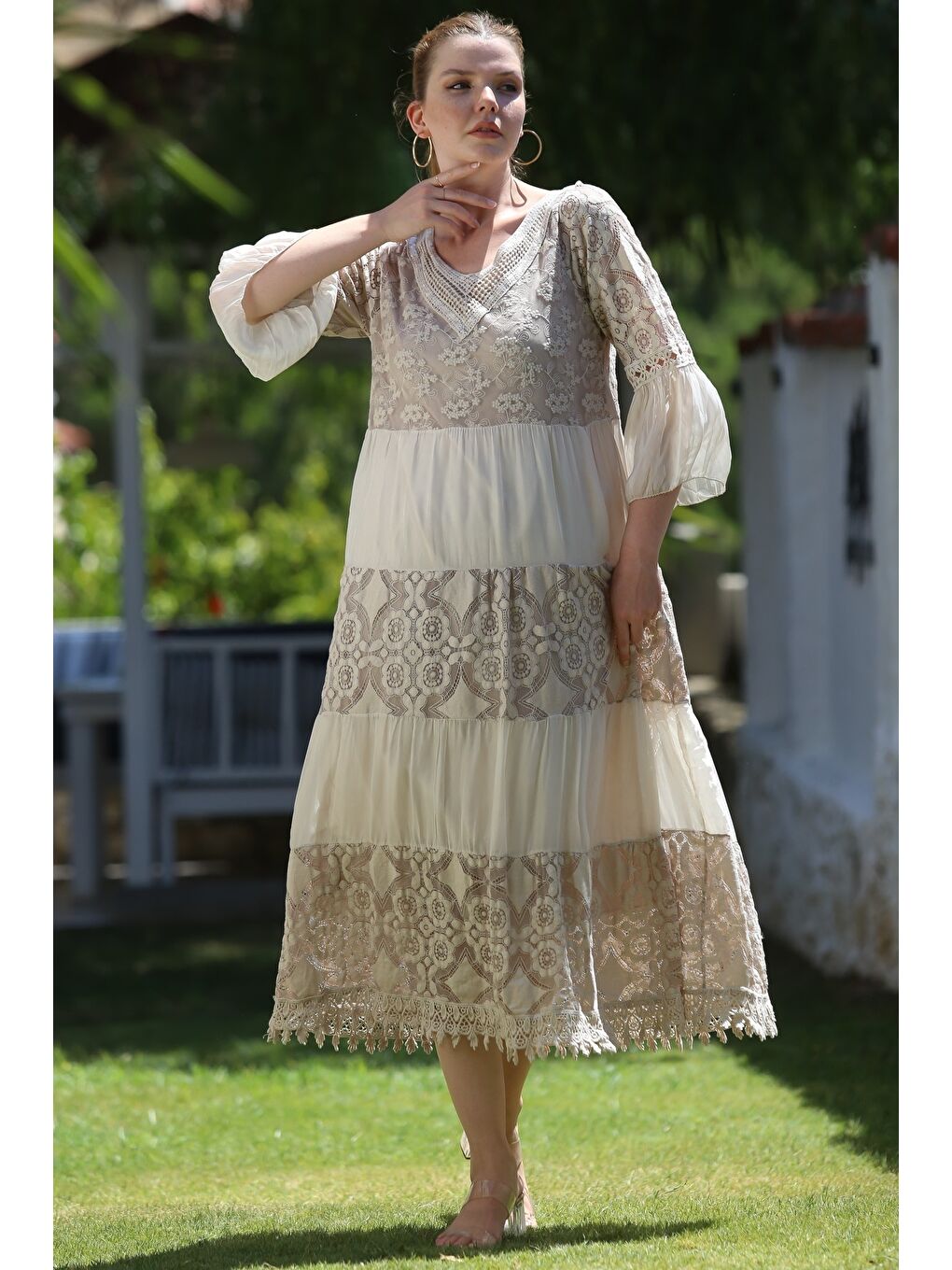 İtalyan Bej V Yaka Fırfırlı Kol Astarlı Pul Payet Detaylı Dantelli Casual İpek Dokuma Elbise 128 55-6