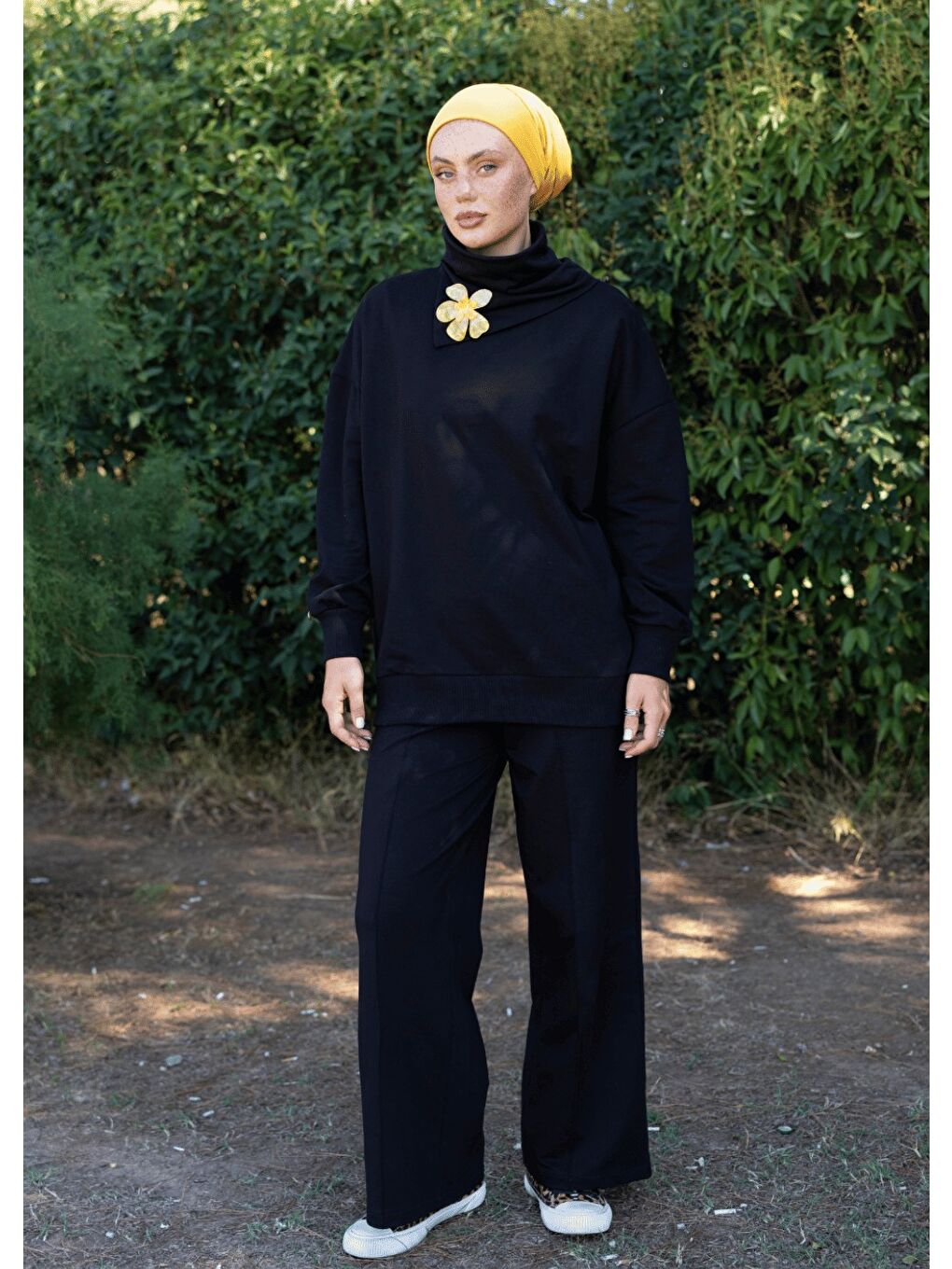 Siyah Sweatshirt Kemik Broş