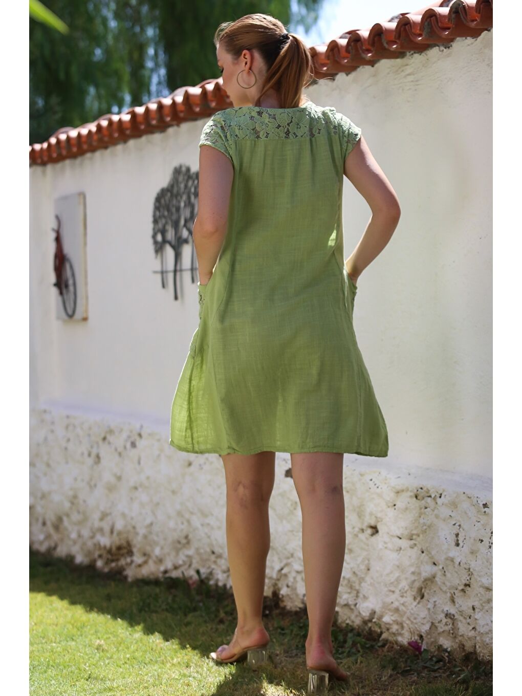 İtalyan Fıstık Yeşili Yuvarlak Yaka Düşük Kol Cepli Dantelli Keten Karışımlı Dokuma Elbise 95 62-1