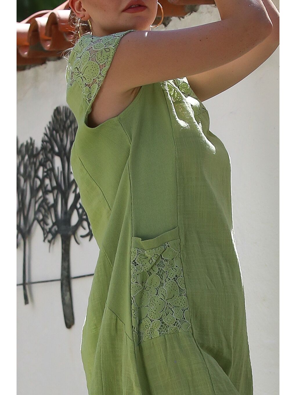 İtalyan Fıstık Yeşili Yuvarlak Yaka Düşük Kol Cepli Dantelli Keten Karışımlı Dokuma Elbise 95 62-4
