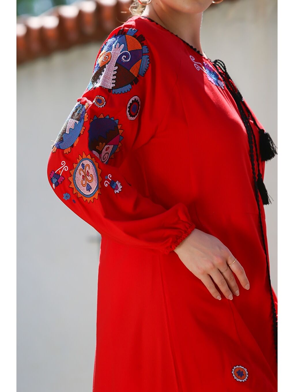 Kırmızı Boyundan Bağlamalı Balon Kol Nakışlı Casual Dokuma Elbise 130 56-2