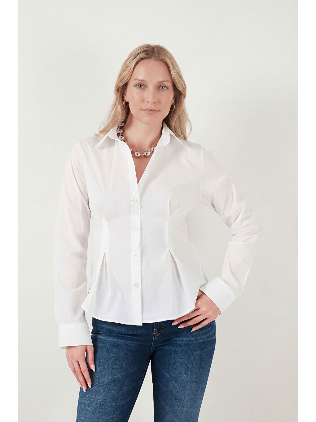 Beyaz Belden Oturtmalı Pileli Pamuk Karışımlı Fitted Fit Gömlek 6778275-2