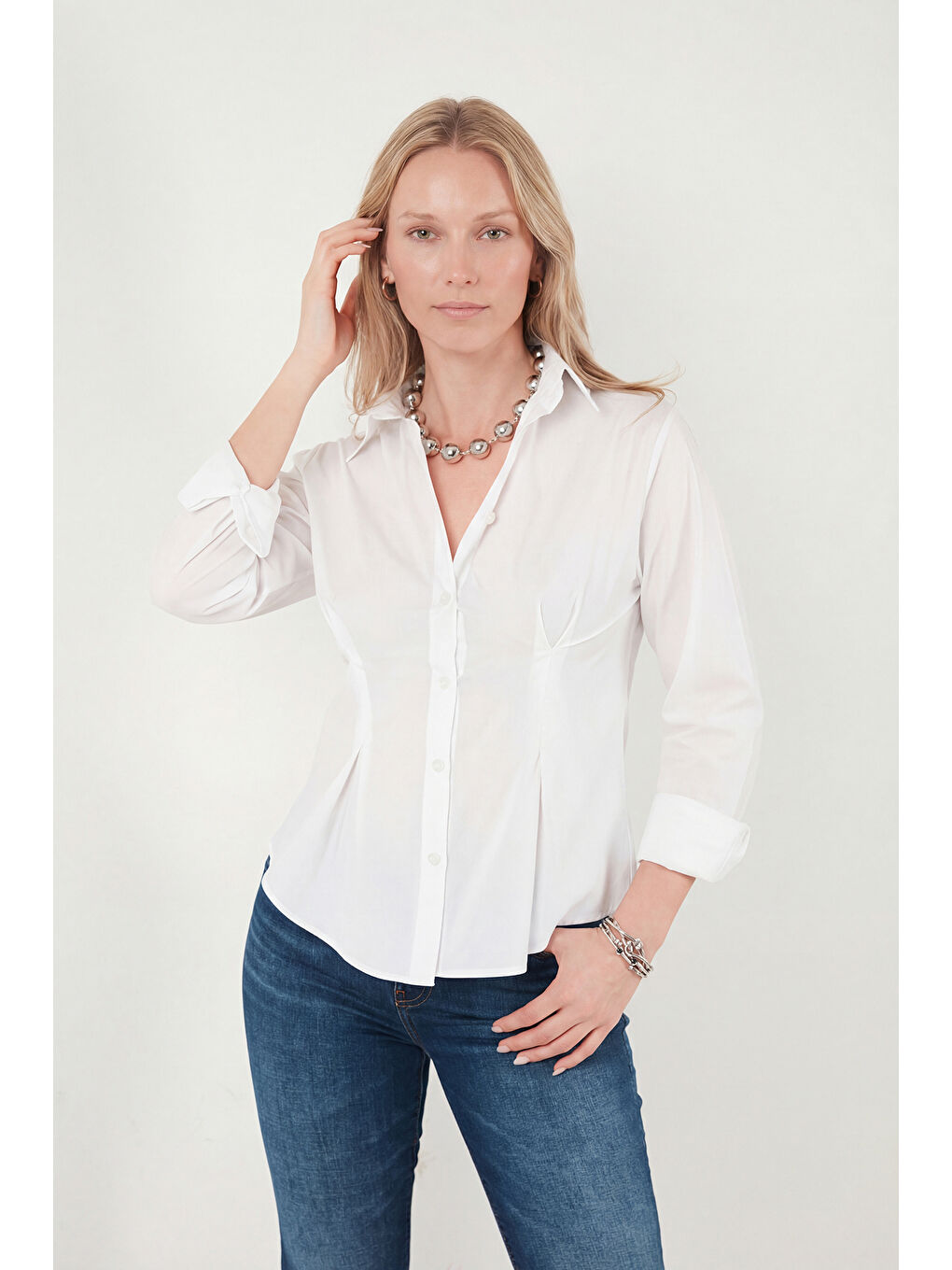 Beyaz Belden Oturtmalı Pileli Pamuk Karışımlı Fitted Fit Gömlek 6778275-3