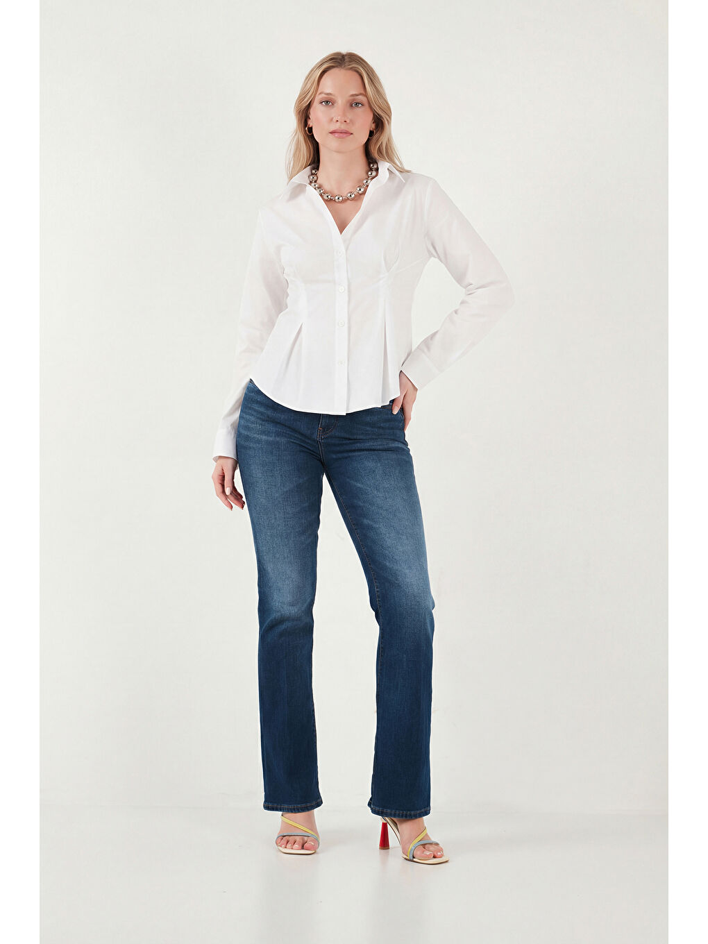 Beyaz Belden Oturtmalı Pileli Pamuk Karışımlı Fitted Fit Gömlek 6778275-4