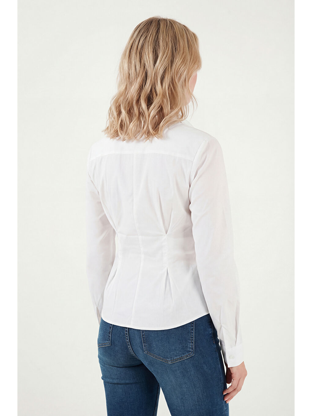 Beyaz Belden Oturtmalı Pileli Pamuk Karışımlı Fitted Fit Gömlek 6778275-5