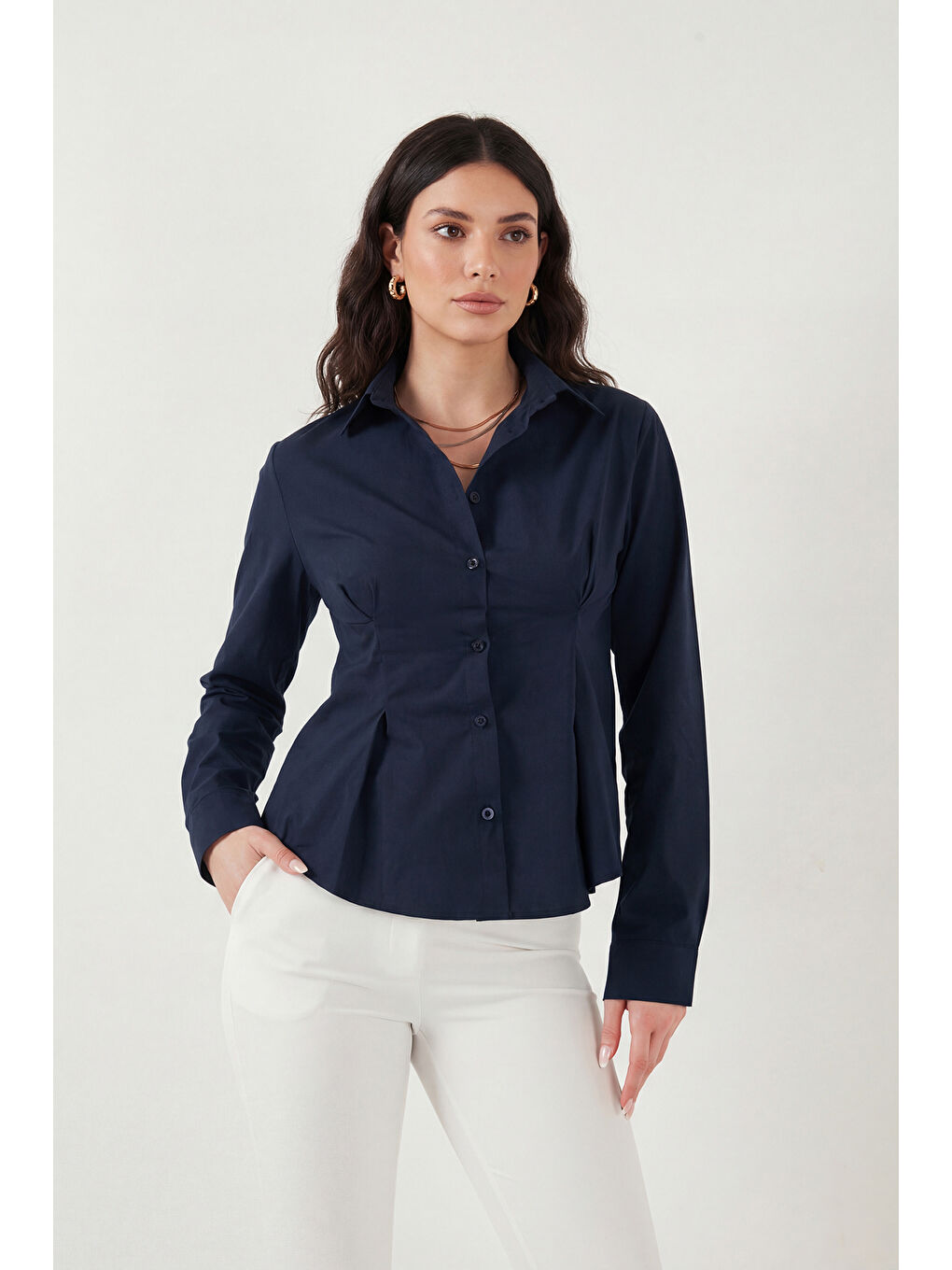 Mavi Belden Oturtmalı Pileli Pamuk Karışımlı Fitted Fit Gömlek 6778275-3