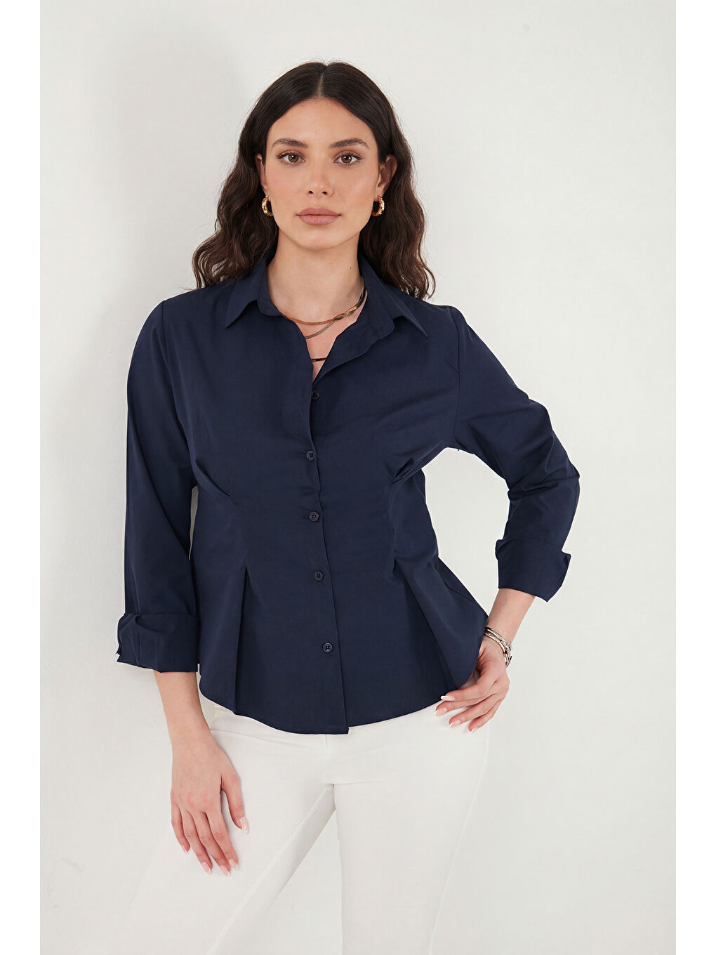 Mavi Belden Oturtmalı Pileli Pamuk Karışımlı Fitted Fit Gömlek 6778275-4