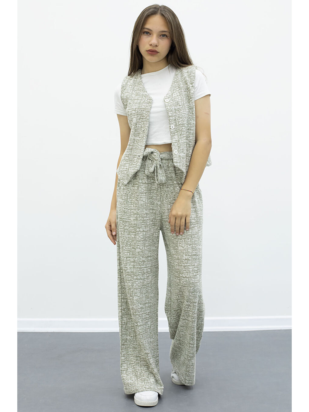 Yeşil Düğmeli Yelekli Geniş Paça Kuşaklı Pantolonlu Kız Çocuk 2li Takım 21010