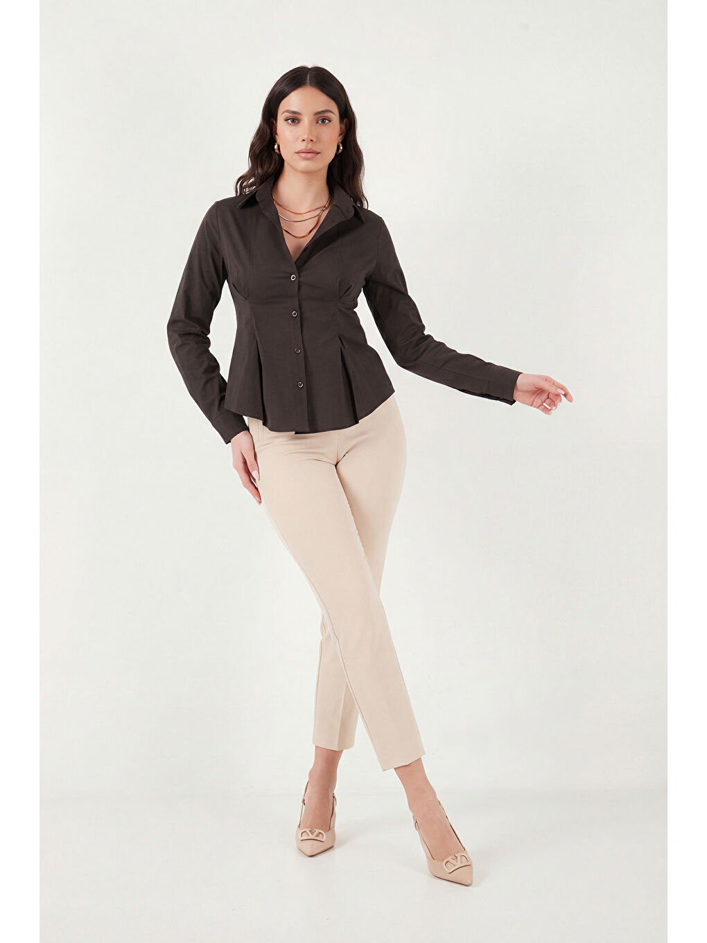 Kahverengi Belden Oturtmalı Pileli Pamuk Karışımlı Fitted Fit Gömlek 6778275-1