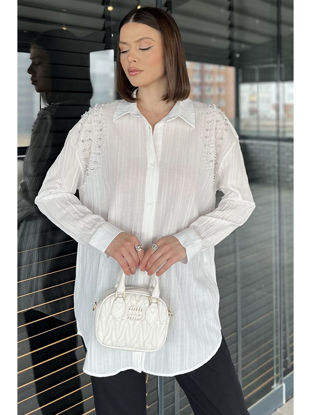 Beyaz Omuz İncili Kadın Gömlek-1
