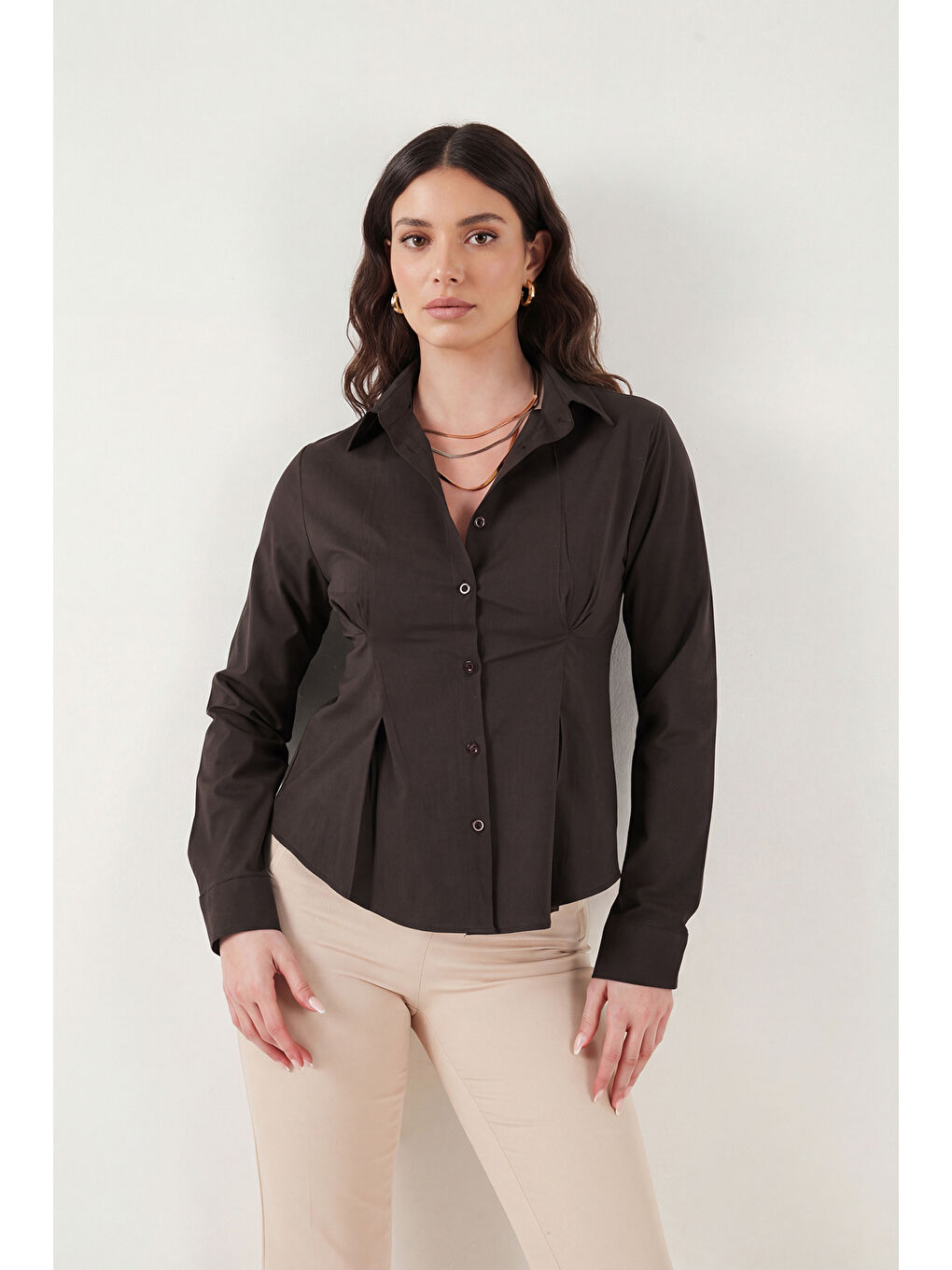 Kahverengi Belden Oturtmalı Pileli Pamuk Karışımlı Fitted Fit Gömlek 6778275-2