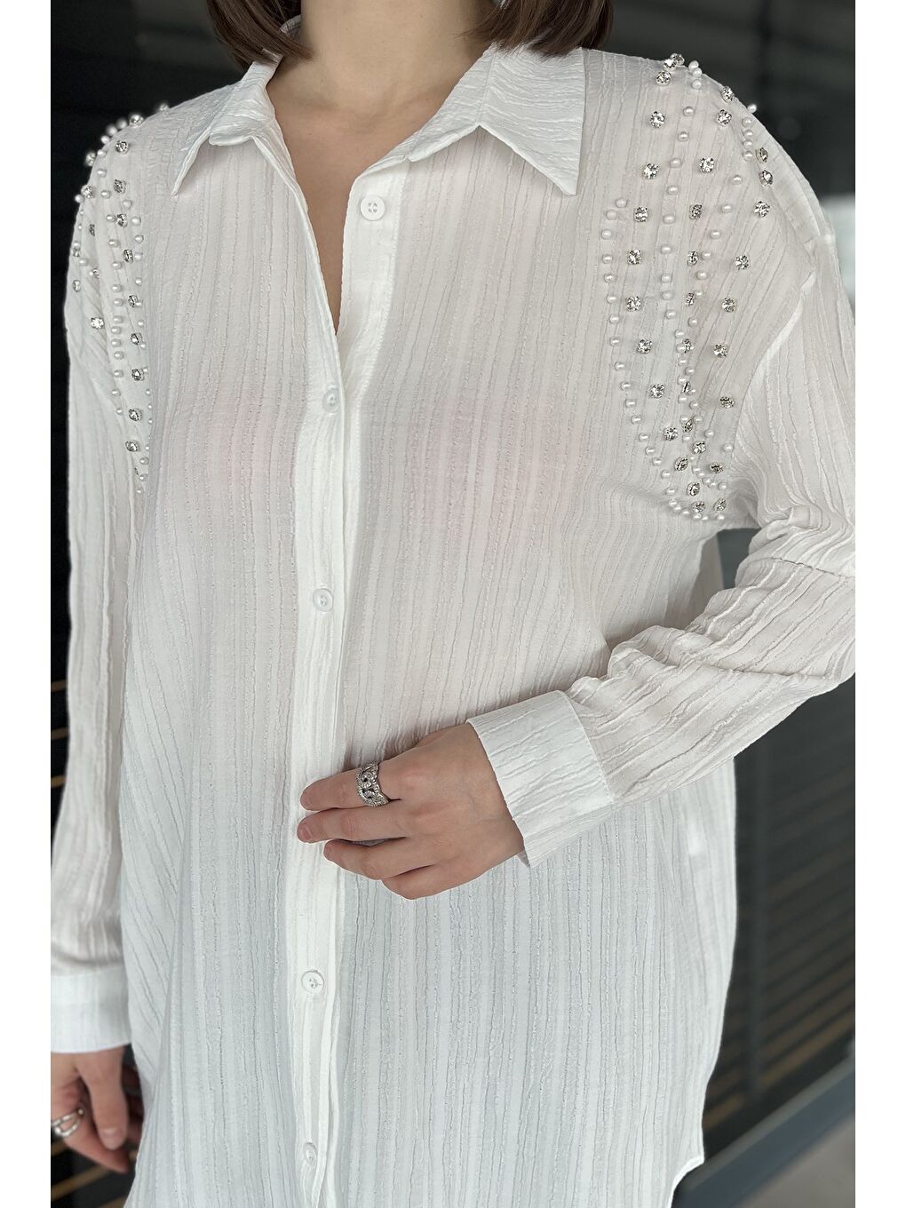 Beyaz Omuz İncili Kadın Gömlek-2