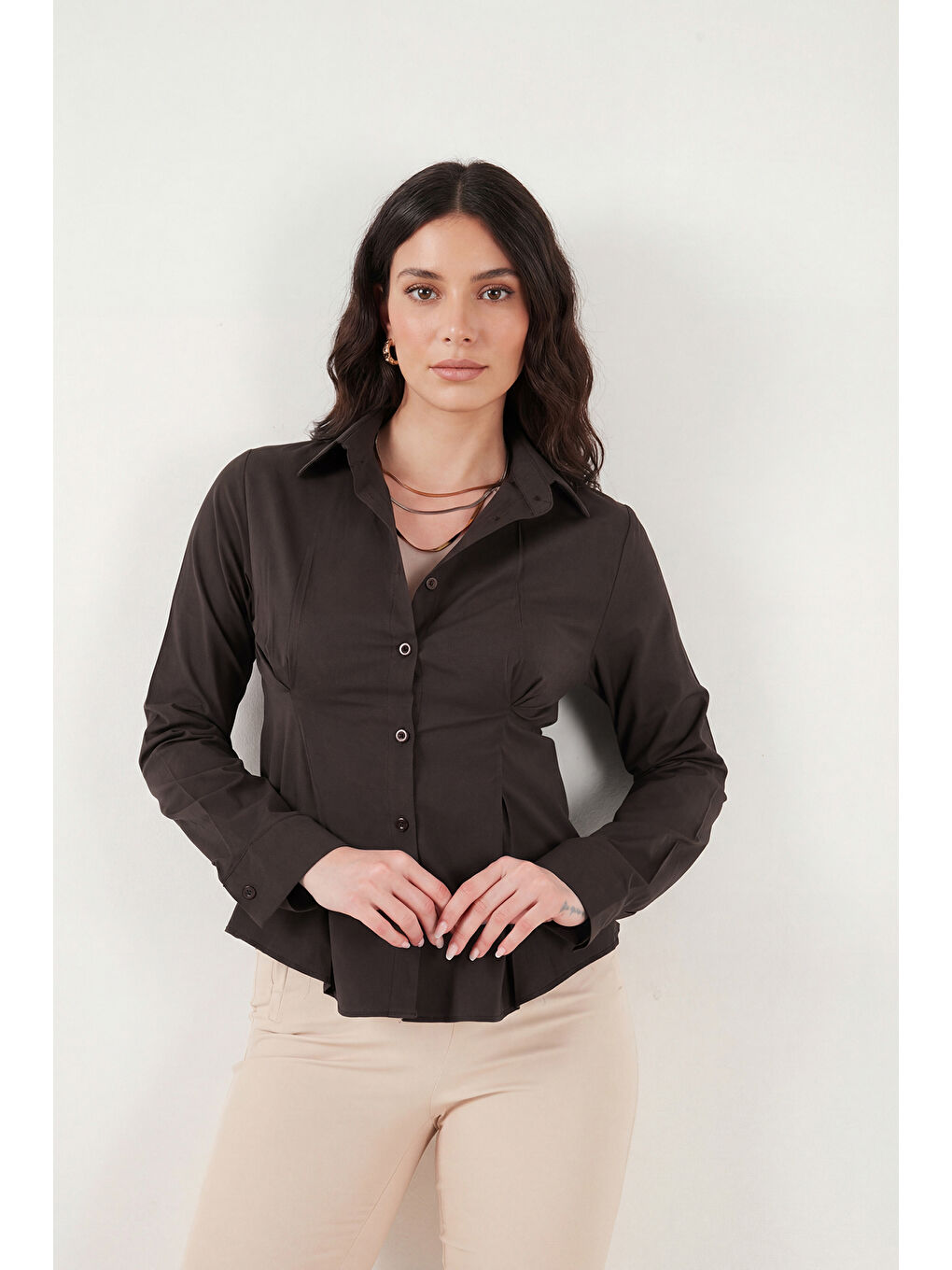 Kahverengi Belden Oturtmalı Pileli Pamuk Karışımlı Fitted Fit Gömlek 6778275-3