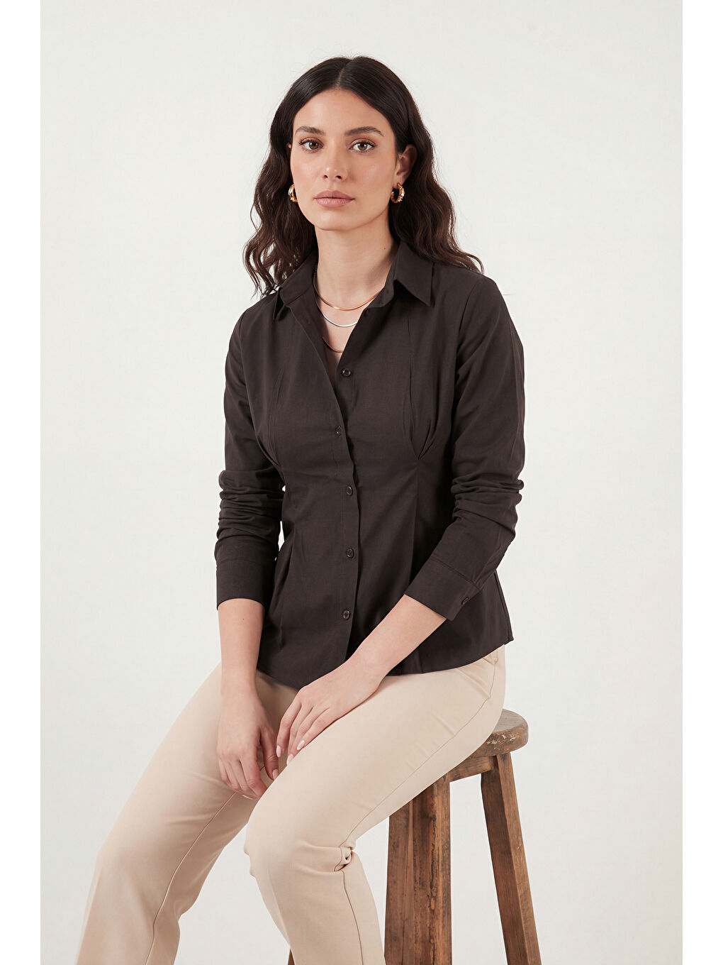 Kahverengi Belden Oturtmalı Pileli Pamuk Karışımlı Fitted Fit Gömlek 6778275-4