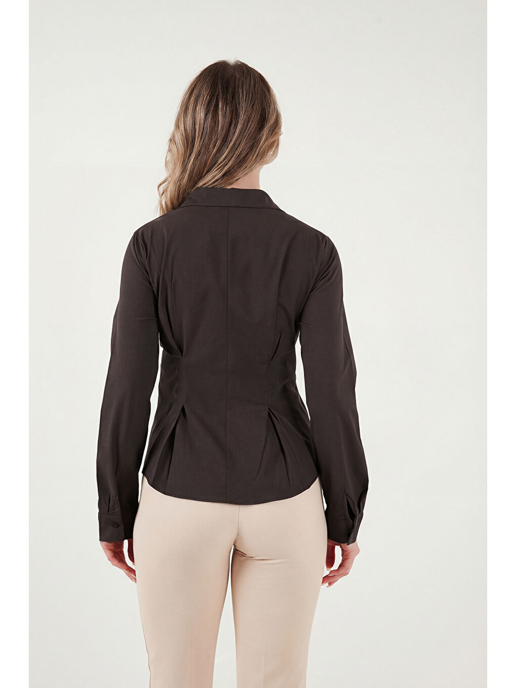 Kahverengi Belden Oturtmalı Pileli Pamuk Karışımlı Fitted Fit Gömlek 6778275-5