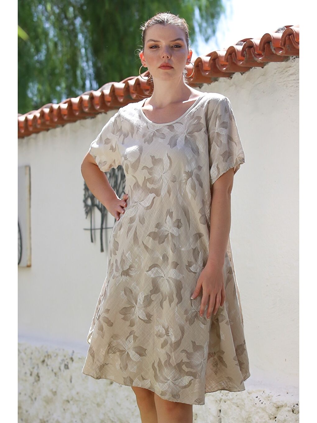 İtalyan Bej Havuz Yaka Kısa Kol Çiçekli Casual Oversize Dokuma Elbise 110 70