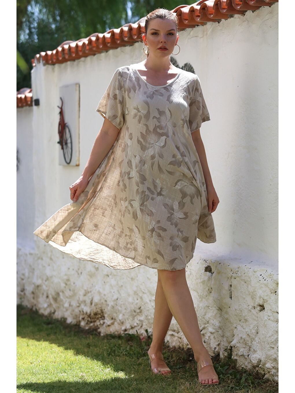 İtalyan Bej Havuz Yaka Kısa Kol Çiçekli Casual Oversize Dokuma Elbise 110 70-2