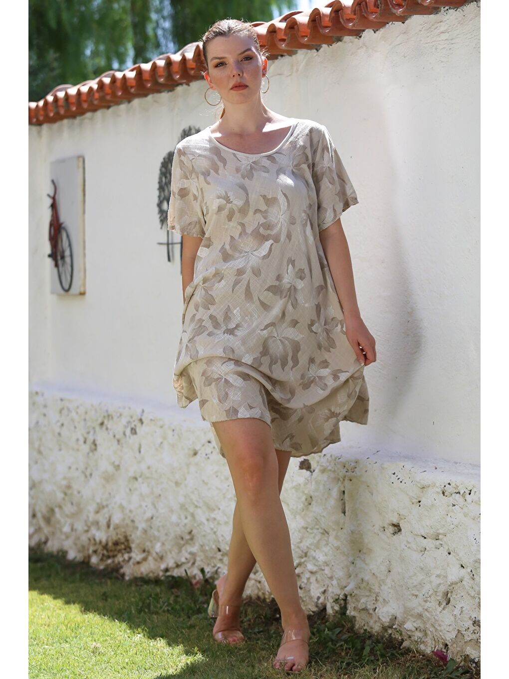 İtalyan Bej Havuz Yaka Kısa Kol Çiçekli Casual Oversize Dokuma Elbise 110 70-3