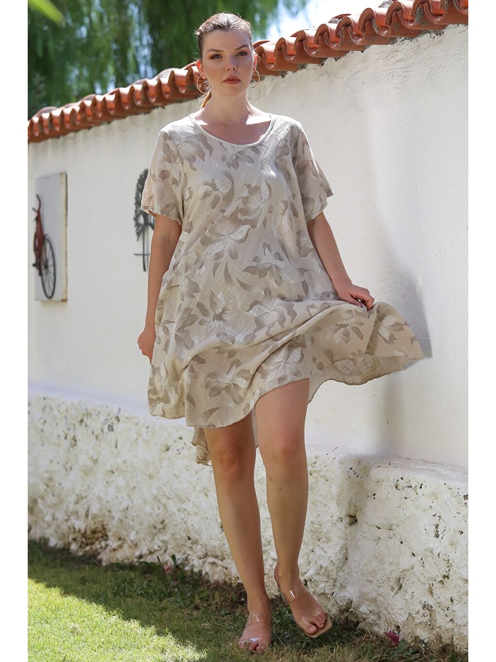 İtalyan Bej Havuz Yaka Kısa Kol Çiçekli Casual Oversize Dokuma Elbise 110 70-4