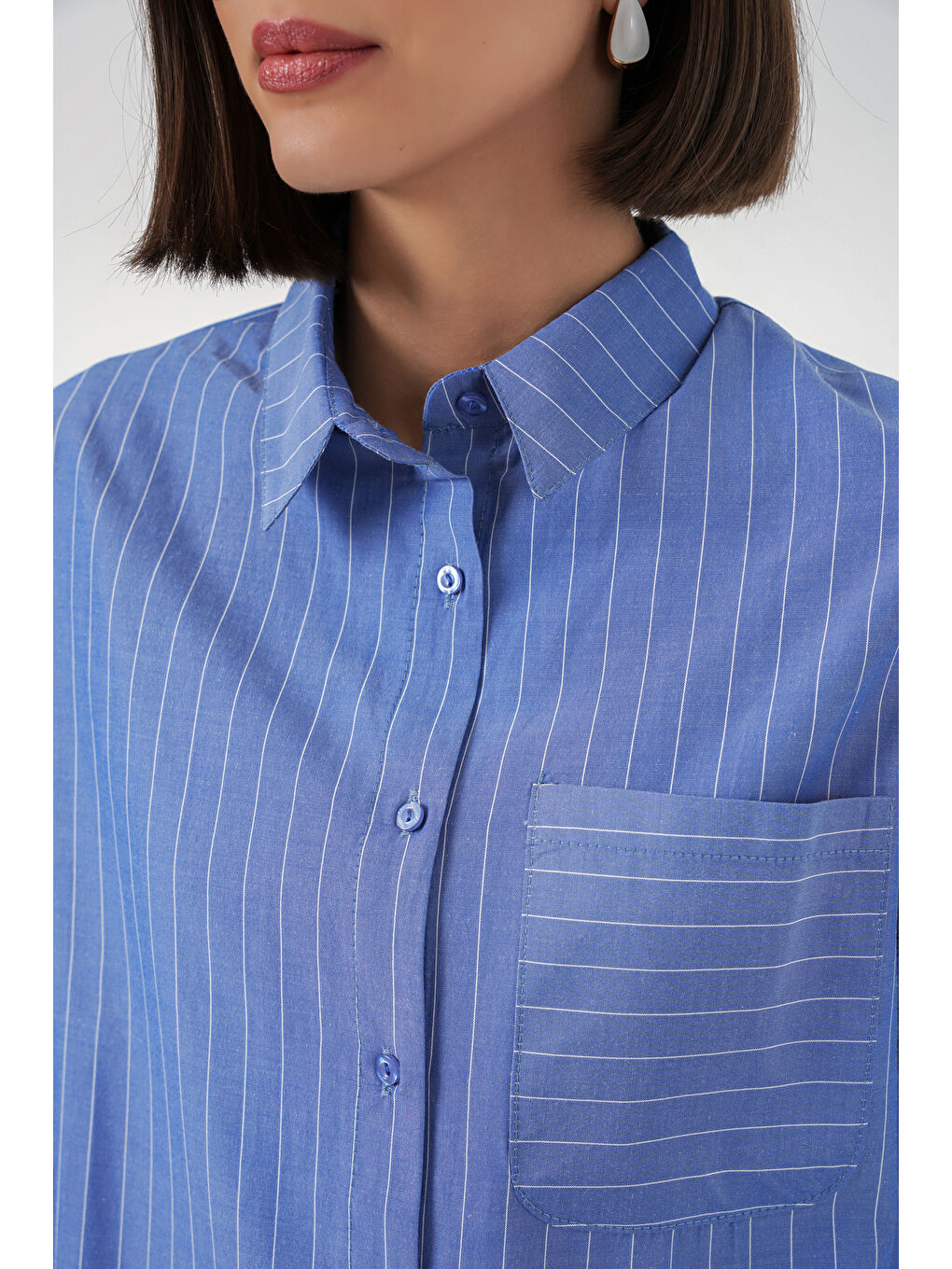 20217 Cep Detaylı Çizgili Oversize Gömlek - Lacivert-4