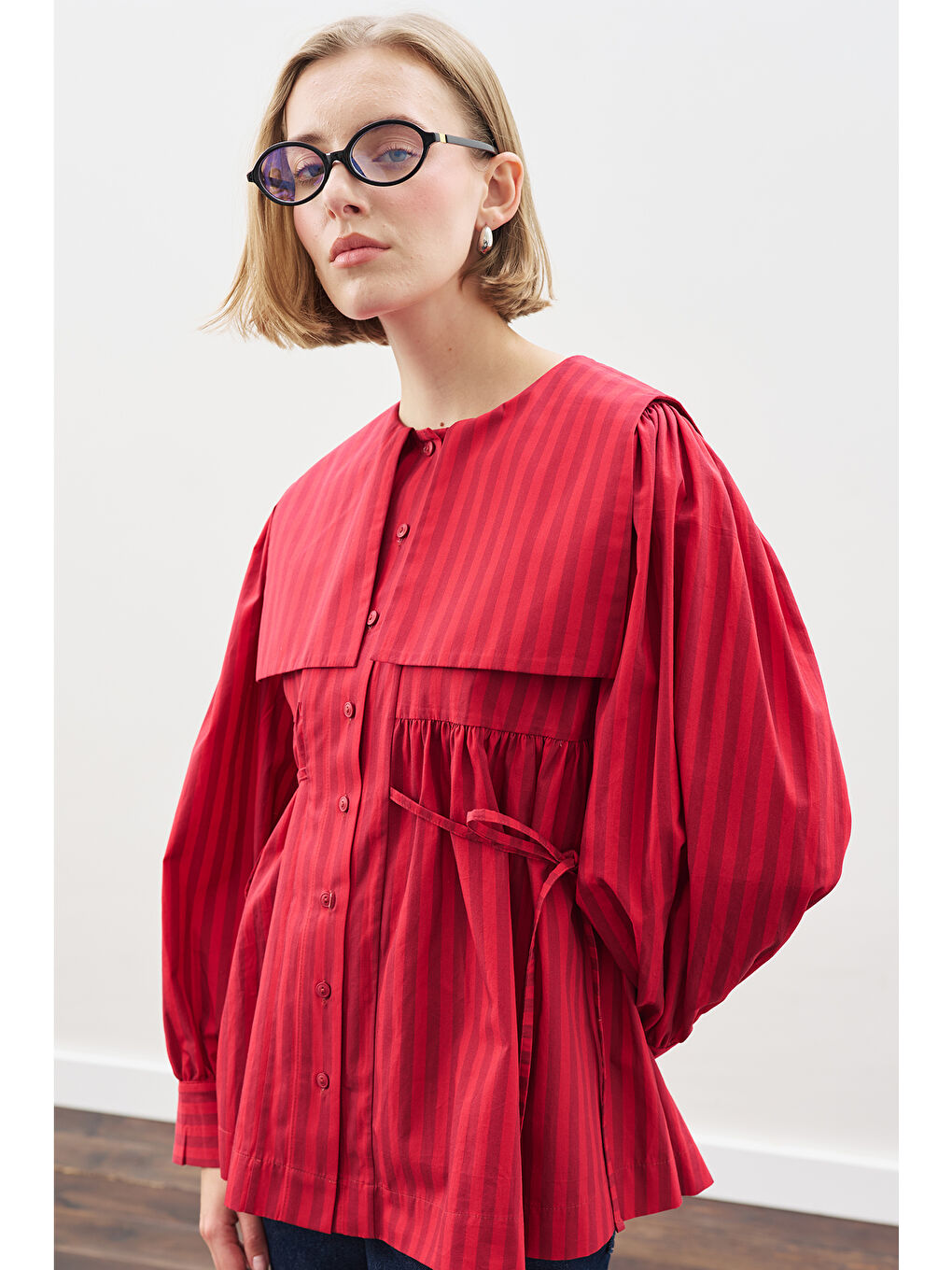 Geniş Yakalı Kuşaklı Gömlek Kırmızı Çizgili