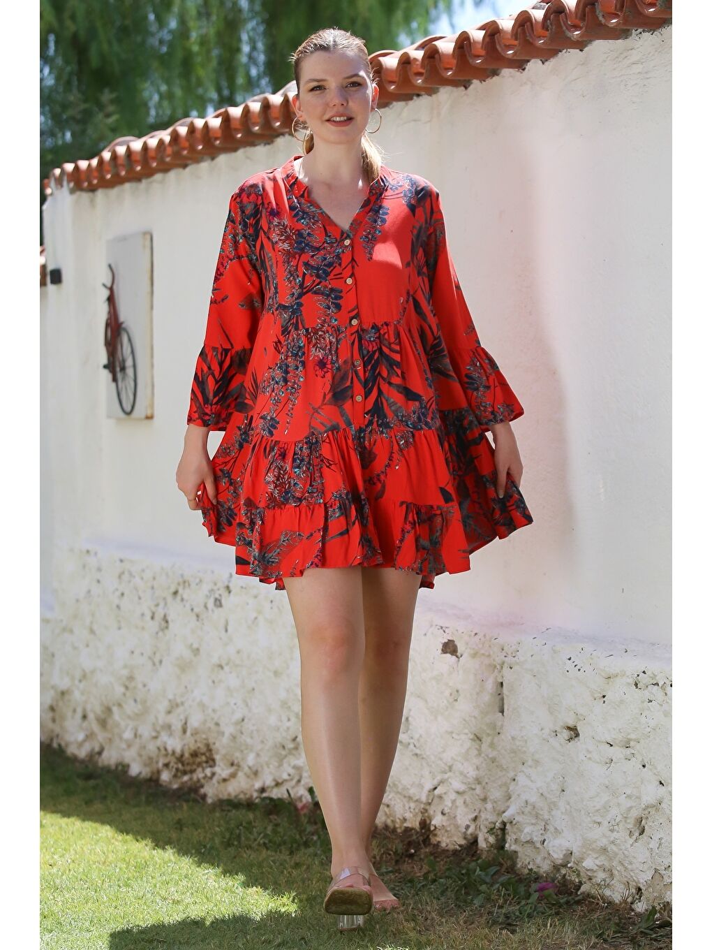 Kırmızı Narçiçeği Hakim Yaka Volanlı Kol Düğmeli Eteği Fırfırlı Allover Baskılı Casual Dokuma Elbise 90 64-2