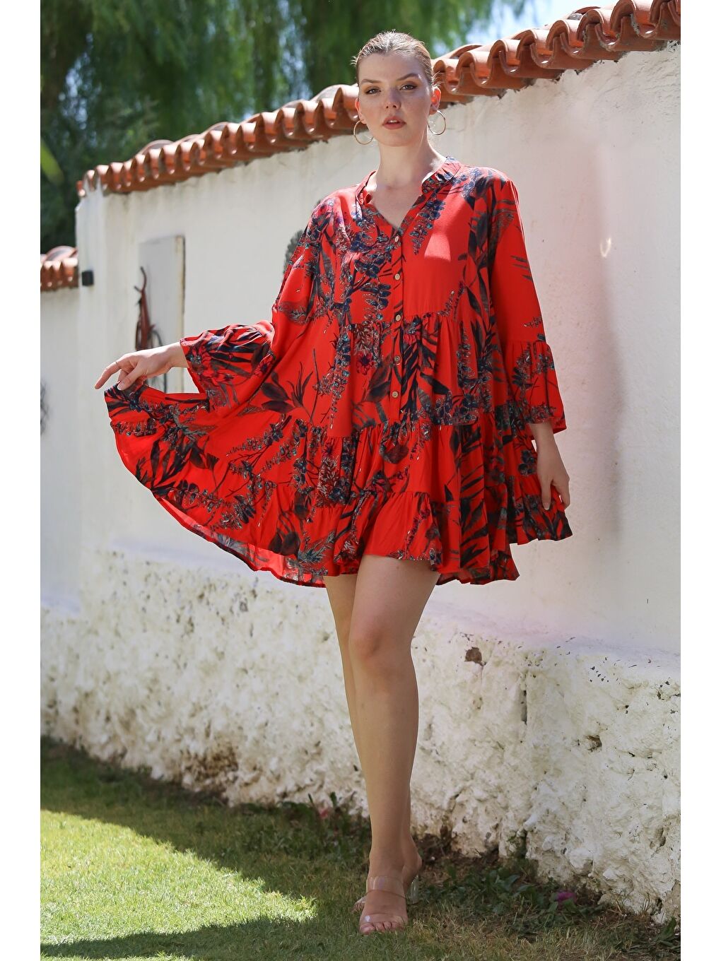 Kırmızı Narçiçeği Hakim Yaka Volanlı Kol Düğmeli Eteği Fırfırlı Allover Baskılı Casual Dokuma Elbise 90 64-3