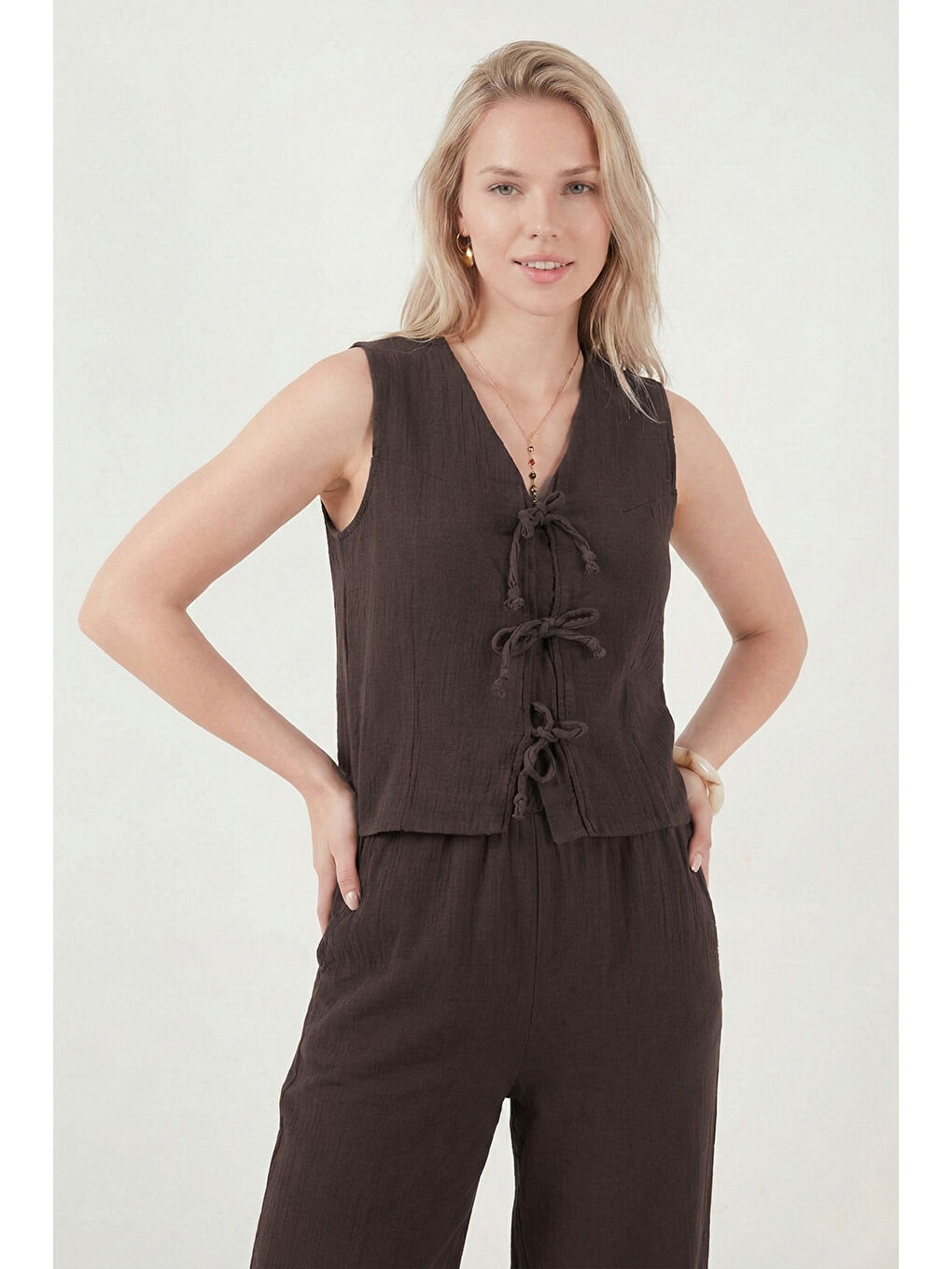 Kahverengi Pamuklu Regular Fit Bağlama Detaylı Alt-Üst Müslin Takım 5866660-4