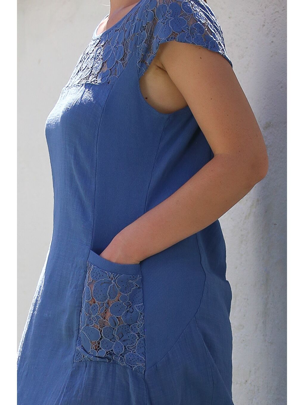 İtalyan İndigo Yuvarlak Yaka Düşük Kol Cepli Dantelli Casual Keten Karışımlı Dokuma Elbise 95 62-7
