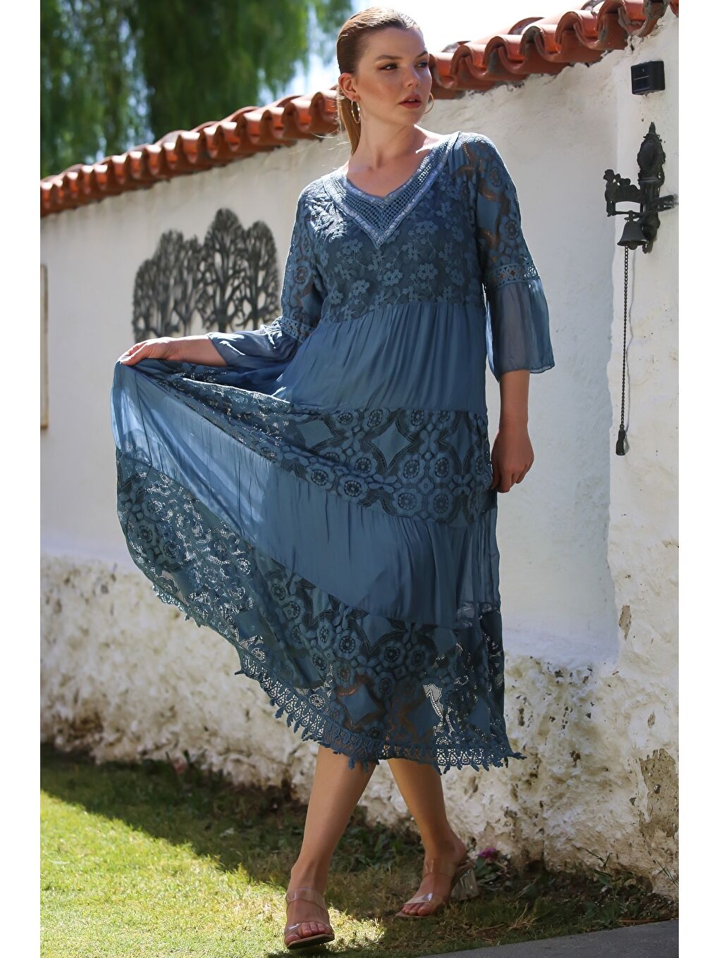 İtalyan İndigo V Yaka Fırfırlı Kol Astarlı Pul Payet Detaylı Dantelli İpek Dokuma Elbise 128 55