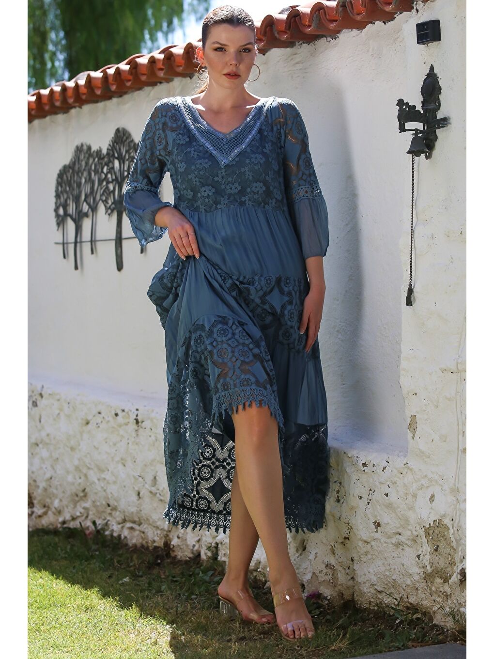 İtalyan İndigo V Yaka Fırfırlı Kol Astarlı Pul Payet Detaylı Dantelli İpek Dokuma Elbise 128 55-4