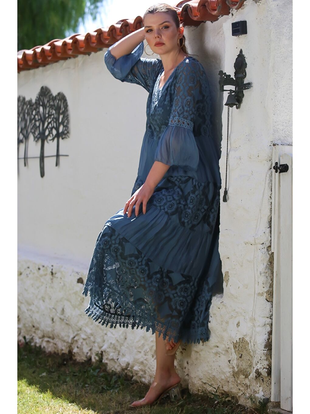 İtalyan İndigo V Yaka Fırfırlı Kol Astarlı Pul Payet Detaylı Dantelli İpek Dokuma Elbise 128 55-5